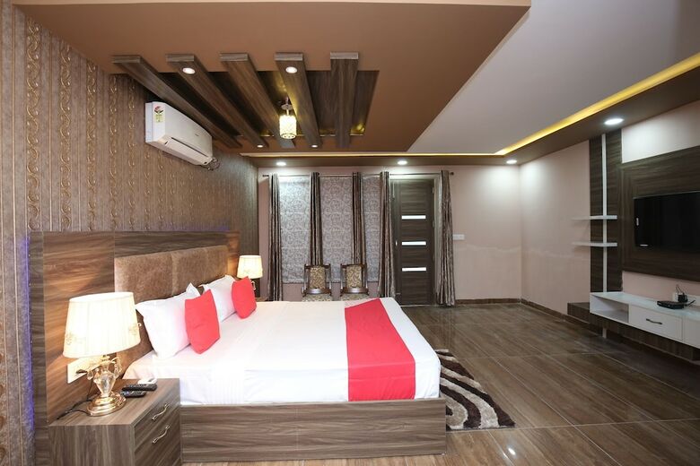 Oyo 27743 Hotel Platina