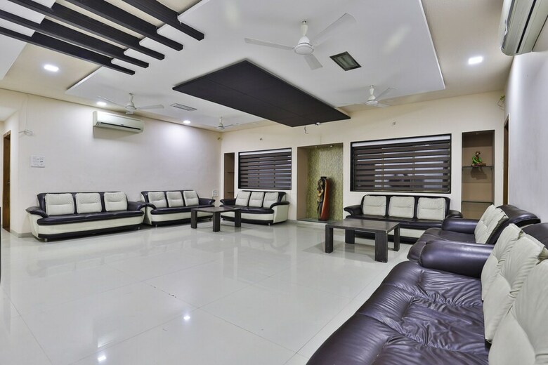 Hotel Oyo 27662 Varma Palace