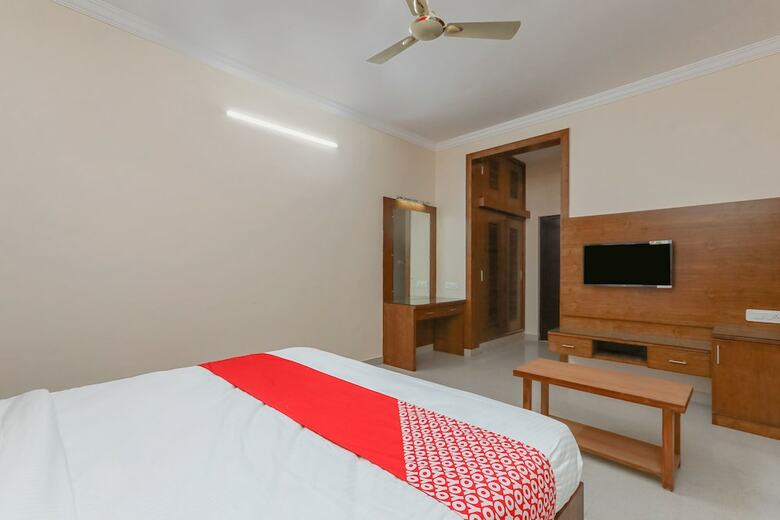 Hotel Oyo 24264 Monisha Residency