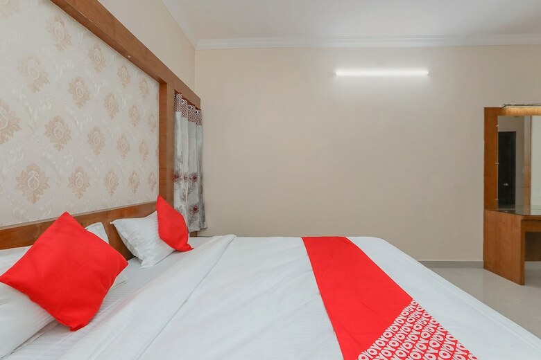Hotel Oyo 24264 Monisha Residency
