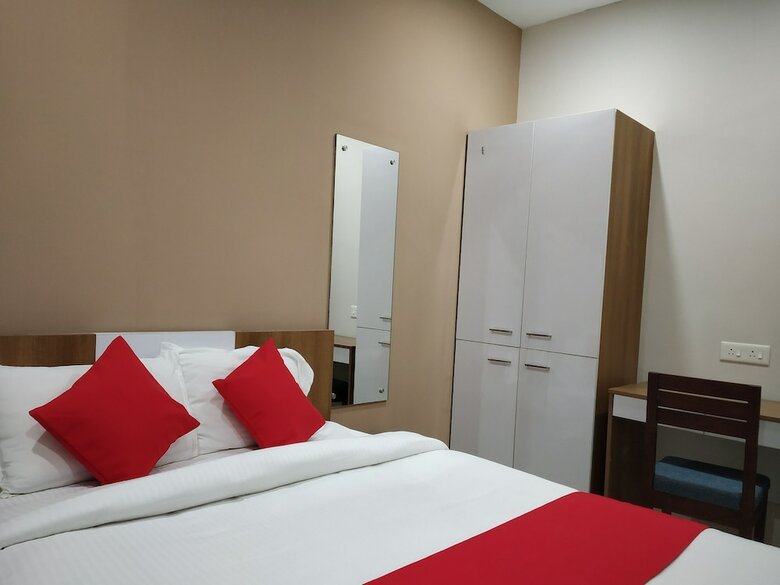 Hotel Oyo 23526 Excalibur Tower
