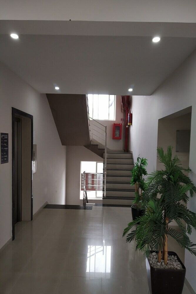 Hotel Oyo 23526 Excalibur Tower