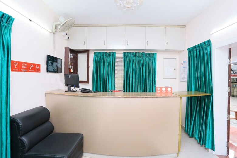 Hotel Oyo 23736 Royale Suites And Apartments