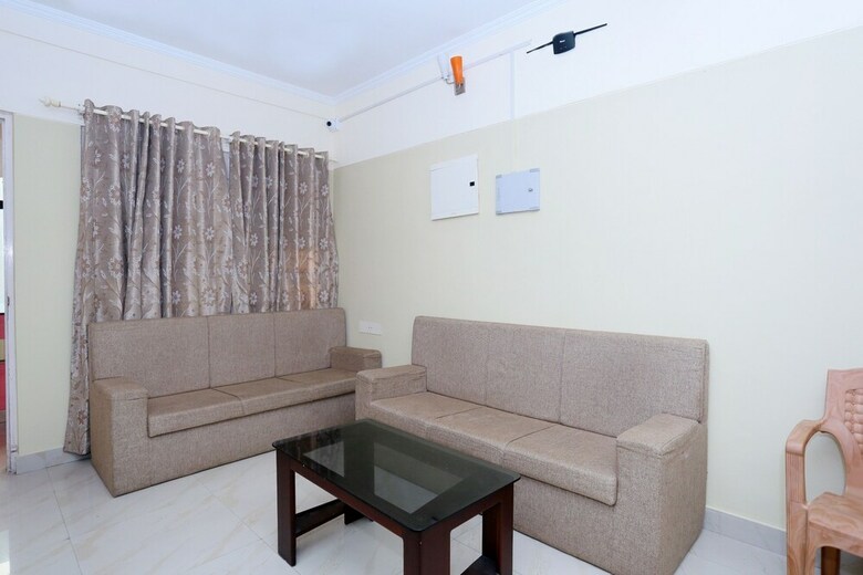 Hotel Oyo 23736 Royale Suites And Apartments