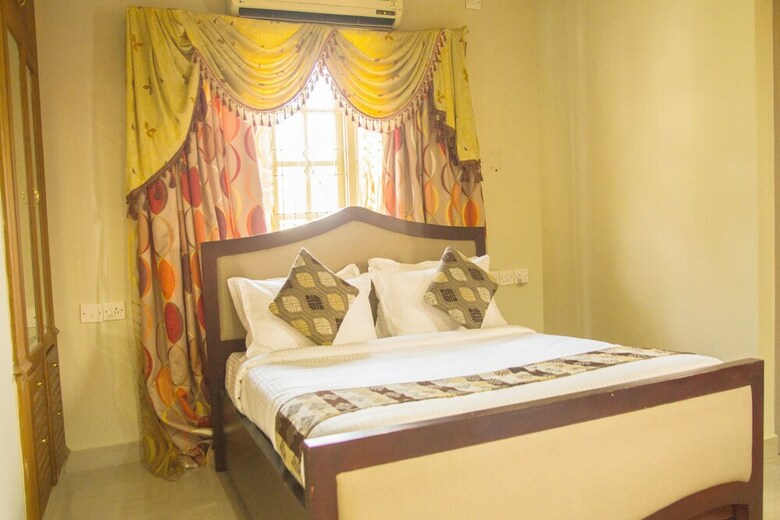 Hotel Oyo 23736 Royale Suites And Apartments