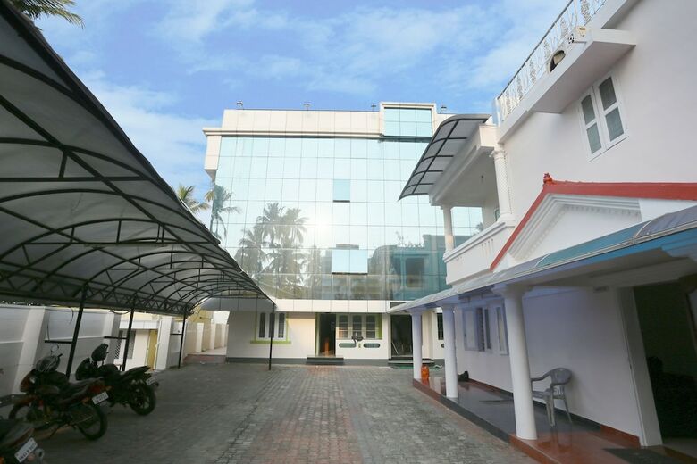 Hotel Oyo 23736 Royale Suites And Apartments