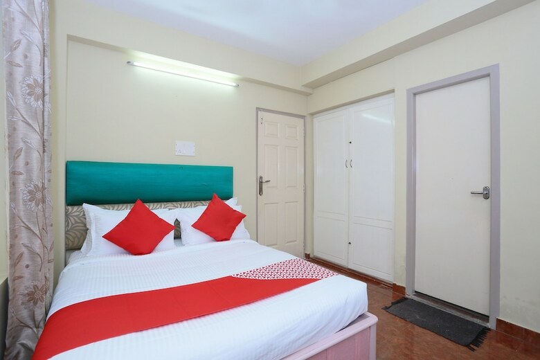 Hotel Oyo 23736 Royale Suites And Apartments