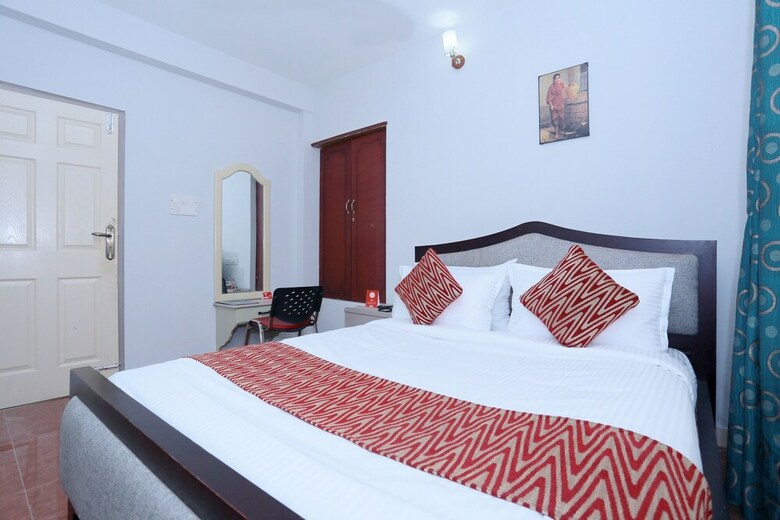 Hotel Oyo 23736 Royale Suites And Apartments