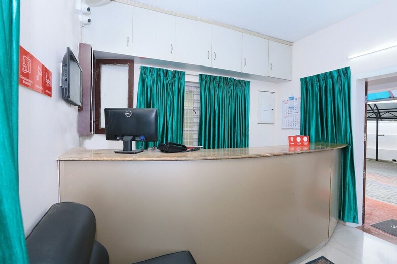 Hotel Oyo 23736 Royale Suites And Apartments