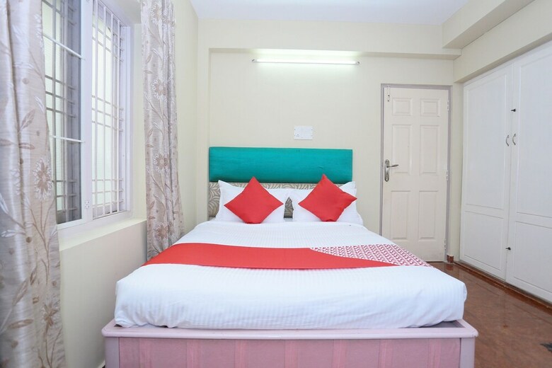 Hotel Oyo 23736 Royale Suites And Apartments