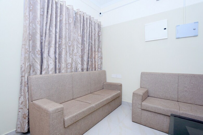Hotel Oyo 23736 Royale Suites And Apartments