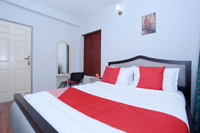 Hotel Oyo 23736 Royale Suites And Apartments