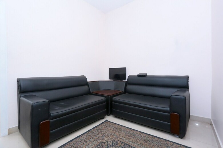 Hotel Oyo 23736 Royale Suites And Apartments