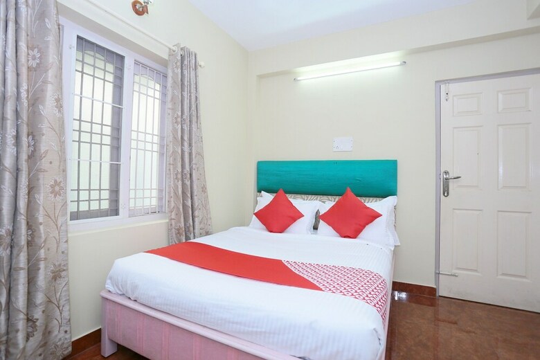 Hotel Oyo 23736 Royale Suites And Apartments