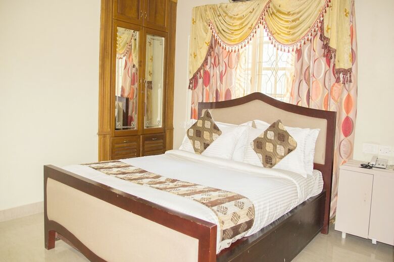 Hotel Oyo 23736 Royale Suites And Apartments