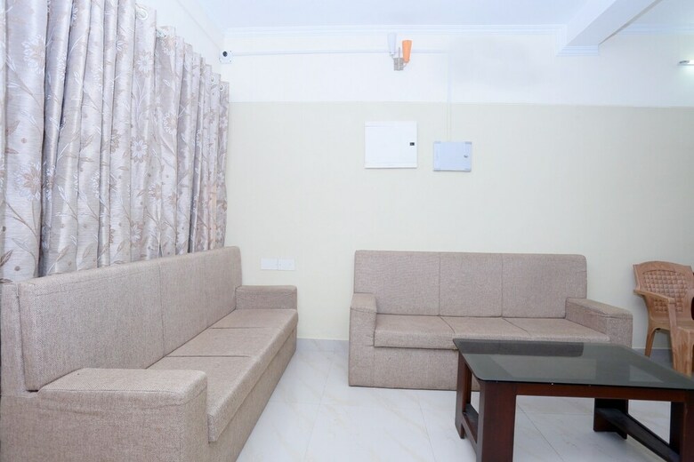 Hotel Oyo 23736 Royale Suites And Apartments