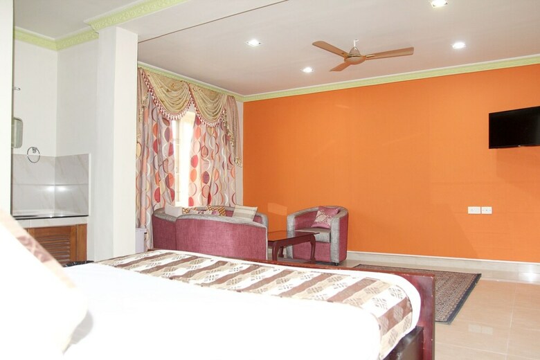 Hotel Oyo 23736 Royale Suites And Apartments