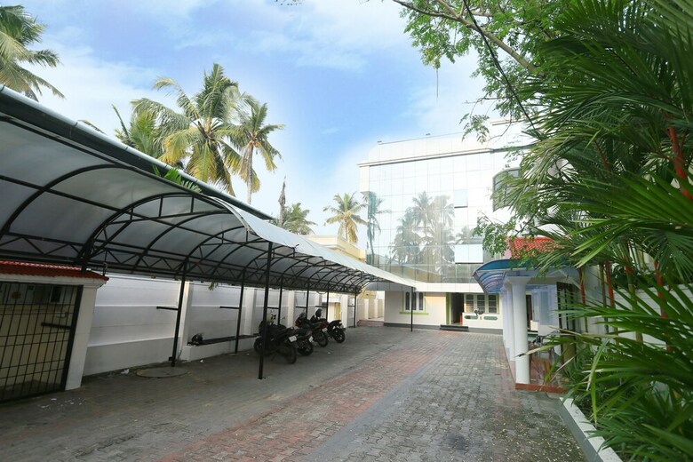 Hotel Oyo 23736 Royale Suites And Apartments