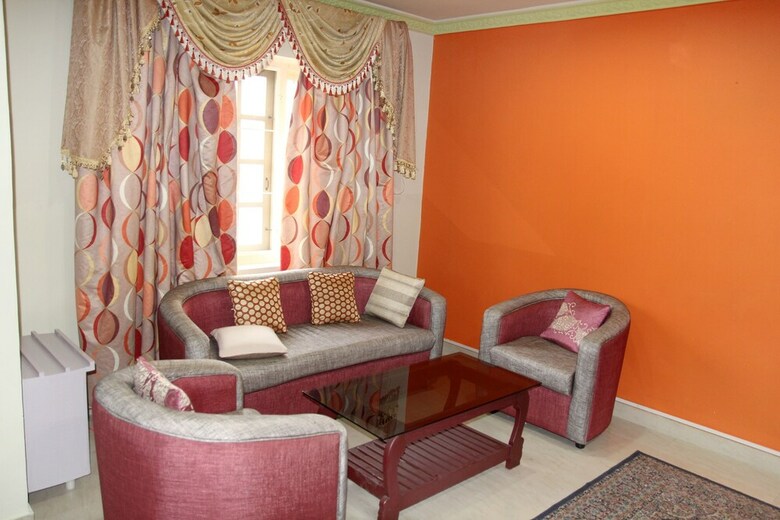 Hotel Oyo 23736 Royale Suites And Apartments