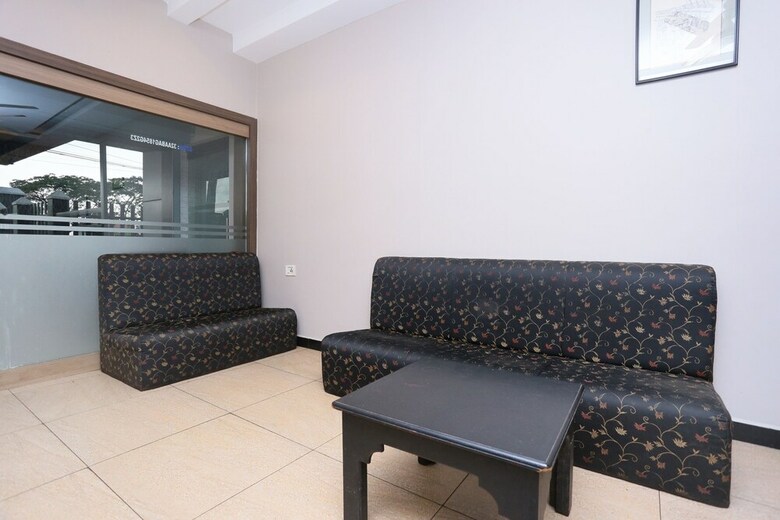 Hotel Oyo 23116 Gino Tourist Home