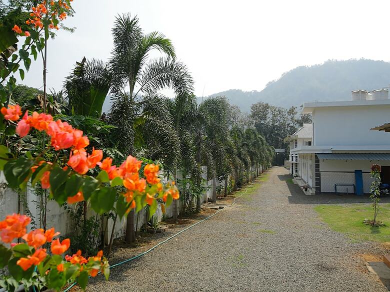 Hotel Oyo 26964 Palm View Residency