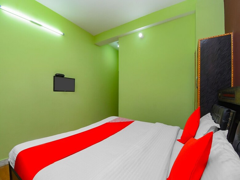 Oyo 25126 Hotel Mansarovar
