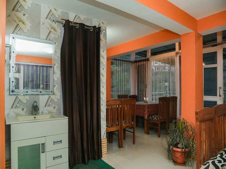 Oyo 25126 Hotel Mansarovar