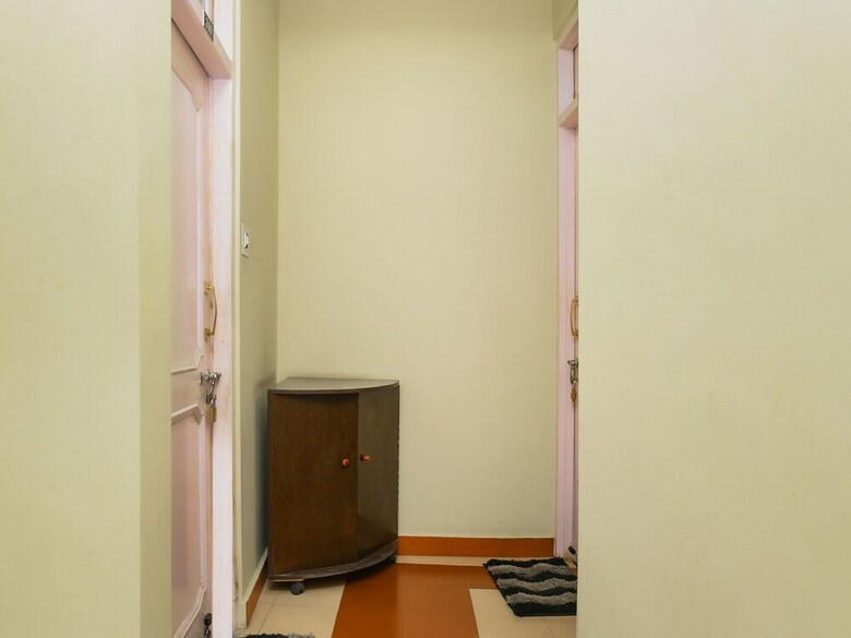 Oyo 25126 Hotel Mansarovar