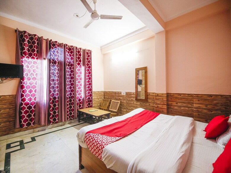 Oyo 24753 Hotel Preet