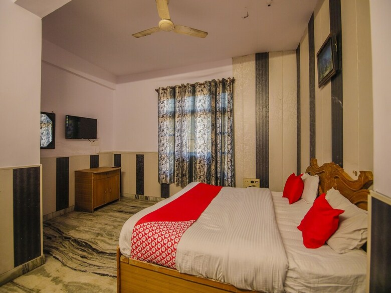 Oyo 24753 Hotel Preet
