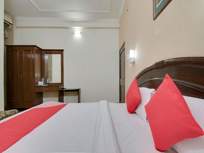 Oyo 26837 Hotel White House