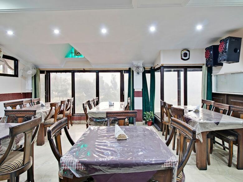 Oyo 26837 Hotel White House