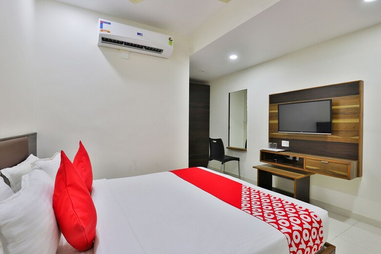 Oyo 25009 Hotel Crystal