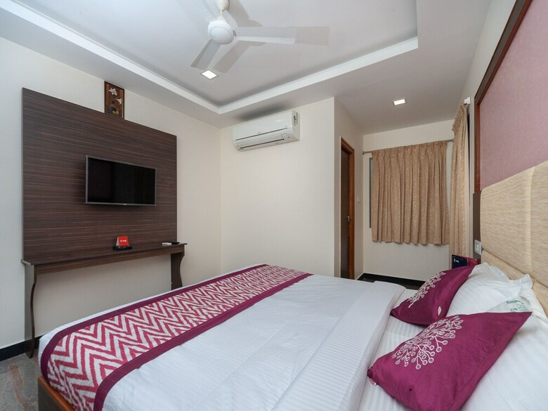 Hotel Oyo 16595 Famous Residency
