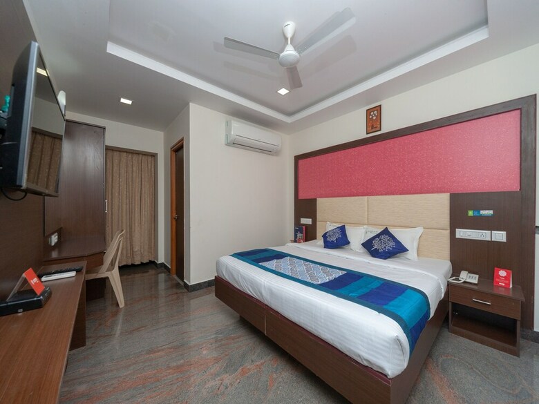 Hotel Oyo 16595 Famous Residency