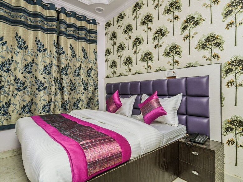 Oyo 15764 Hotel Akash Continental