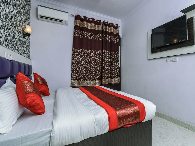 Oyo 15764 Hotel Akash Continental