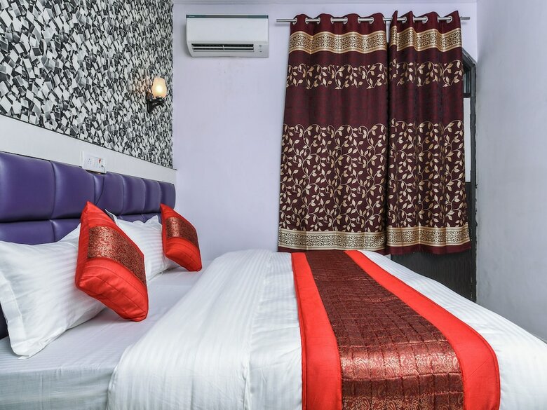 Oyo 15764 Hotel Akash Continental