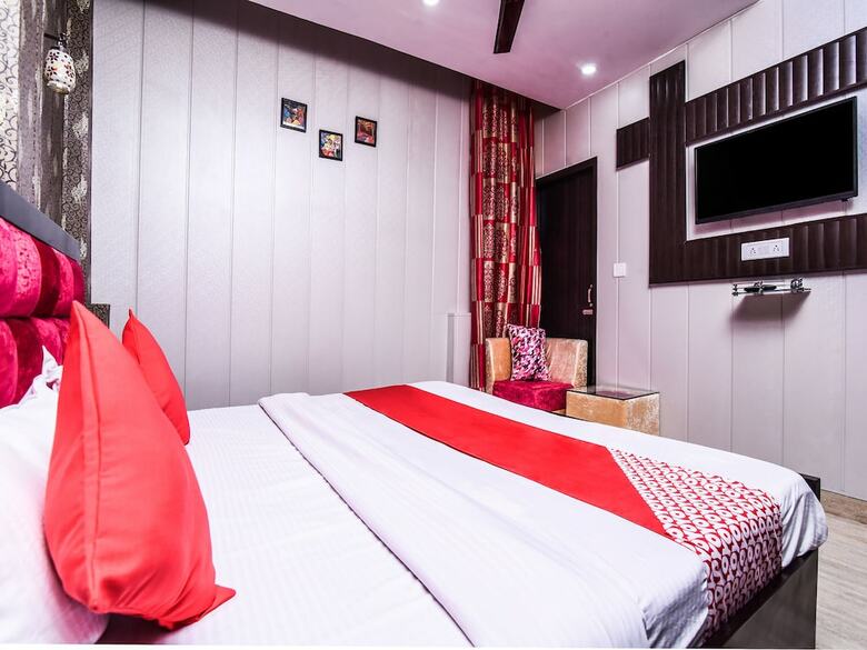 Hotel Oyo 22691 Royale Park Inn