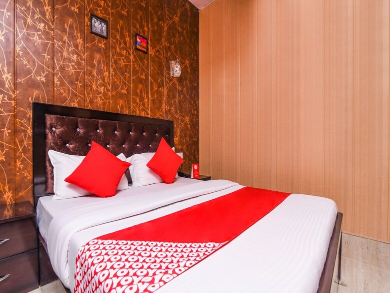 Hotel Oyo 22691 Royale Park Inn