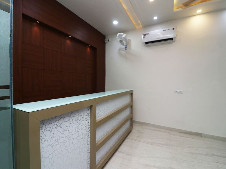 Oyo 22979 Saffron Hotel