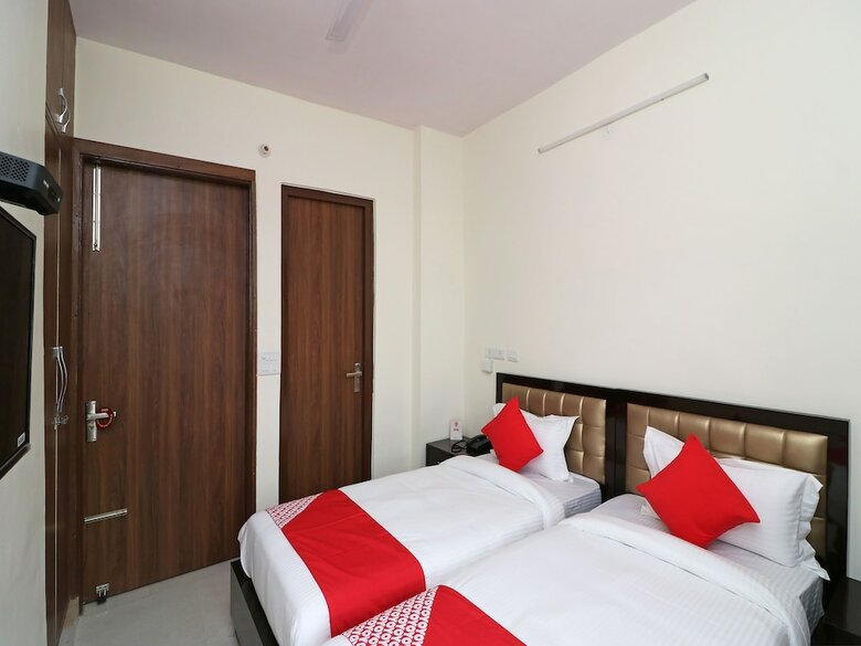 Oyo 23320 Hotel Ozone