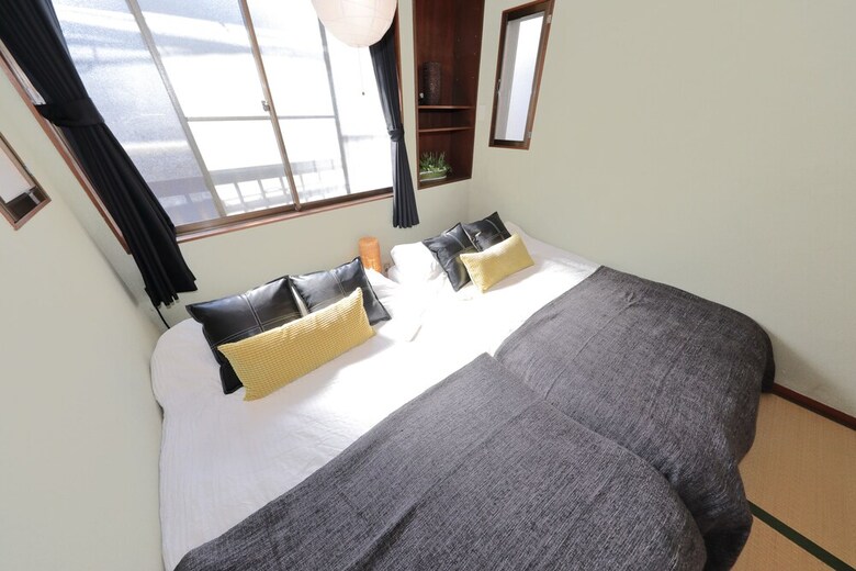Namba East House01