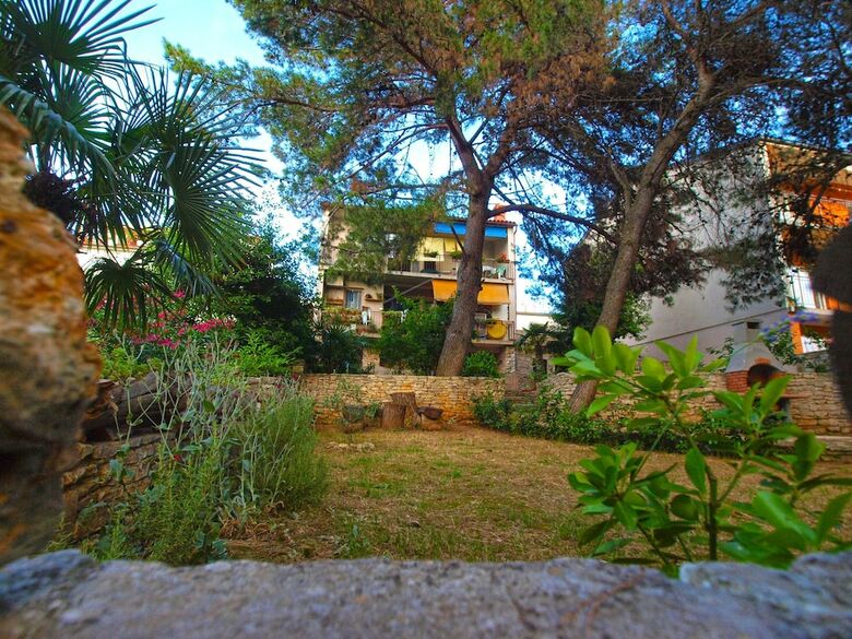 Apartment 758