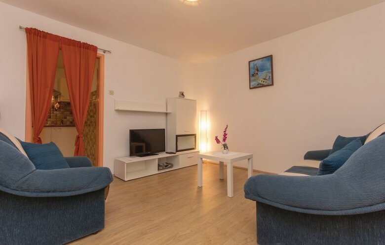 Apartment 758