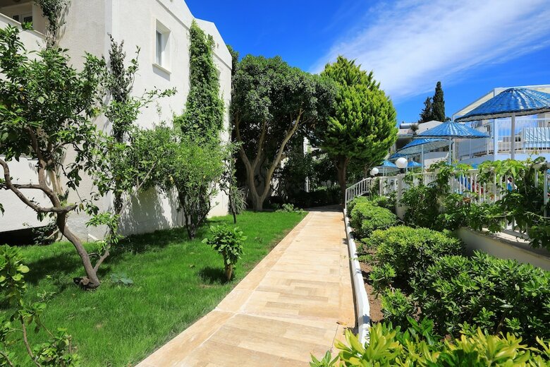 Summer Garden Apart