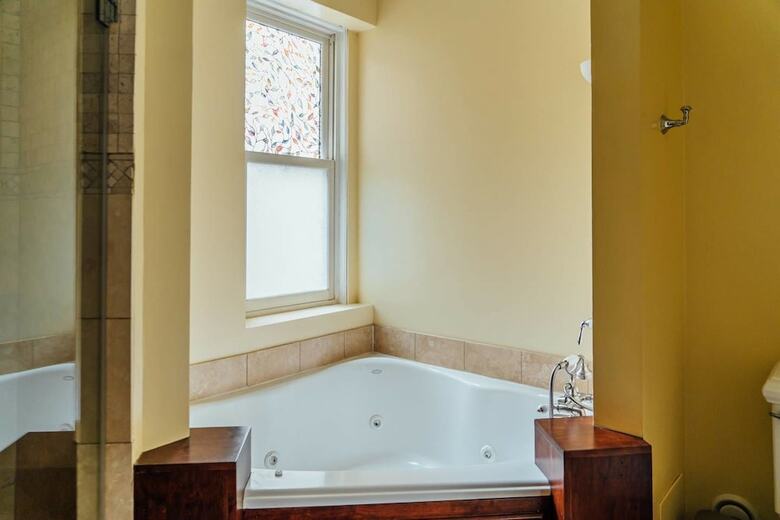 Safe Spacious Mansion Indowntown