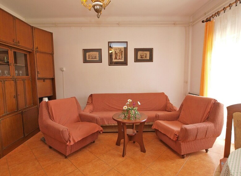Apartment 439
