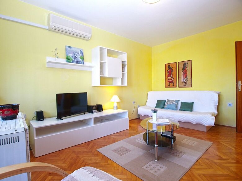 Apartment 686