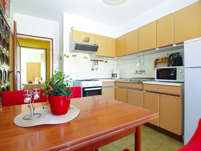 Apartment 686